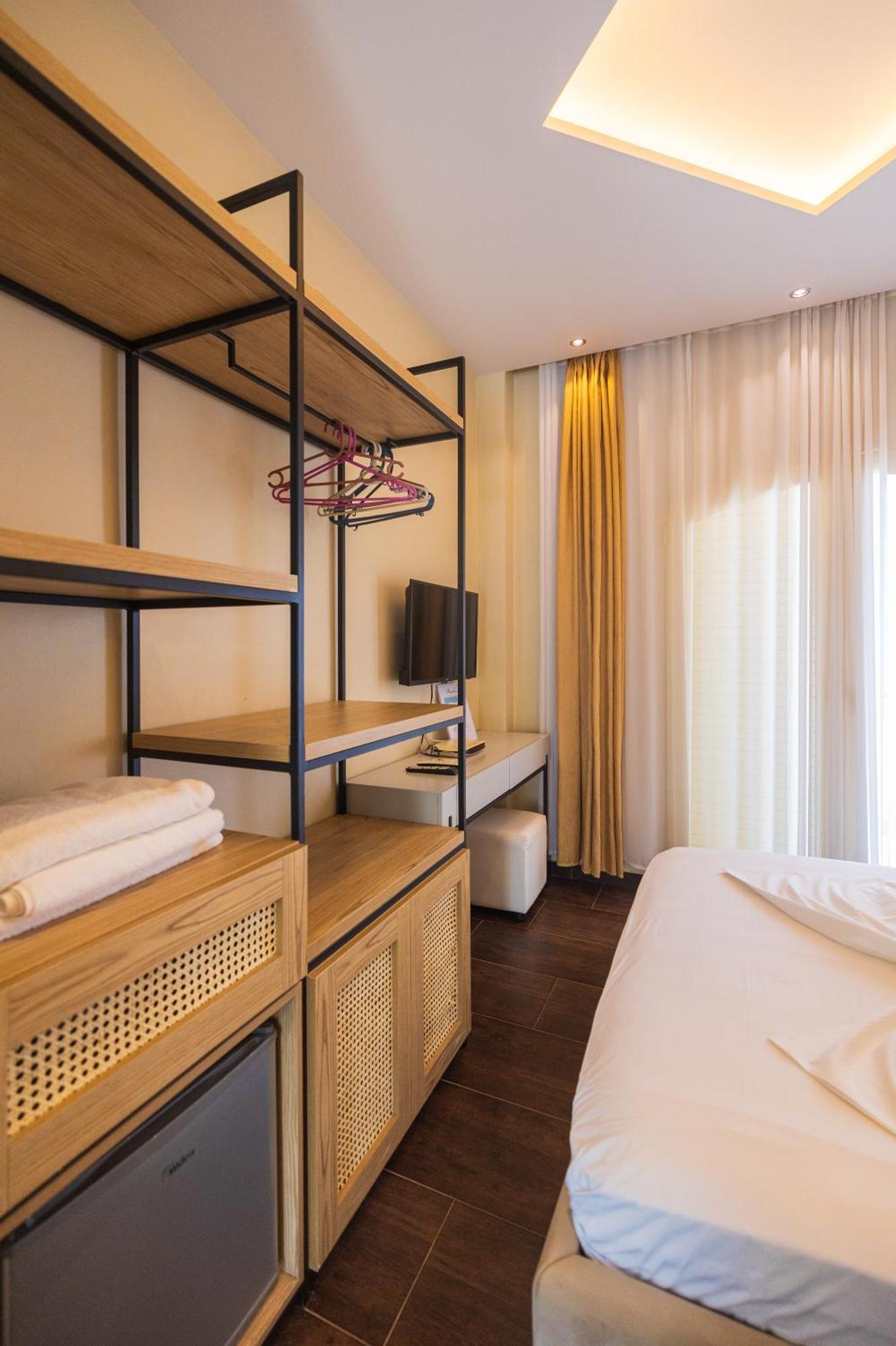 Royal Blue Hotel Dhërmi Eksteriør bilde