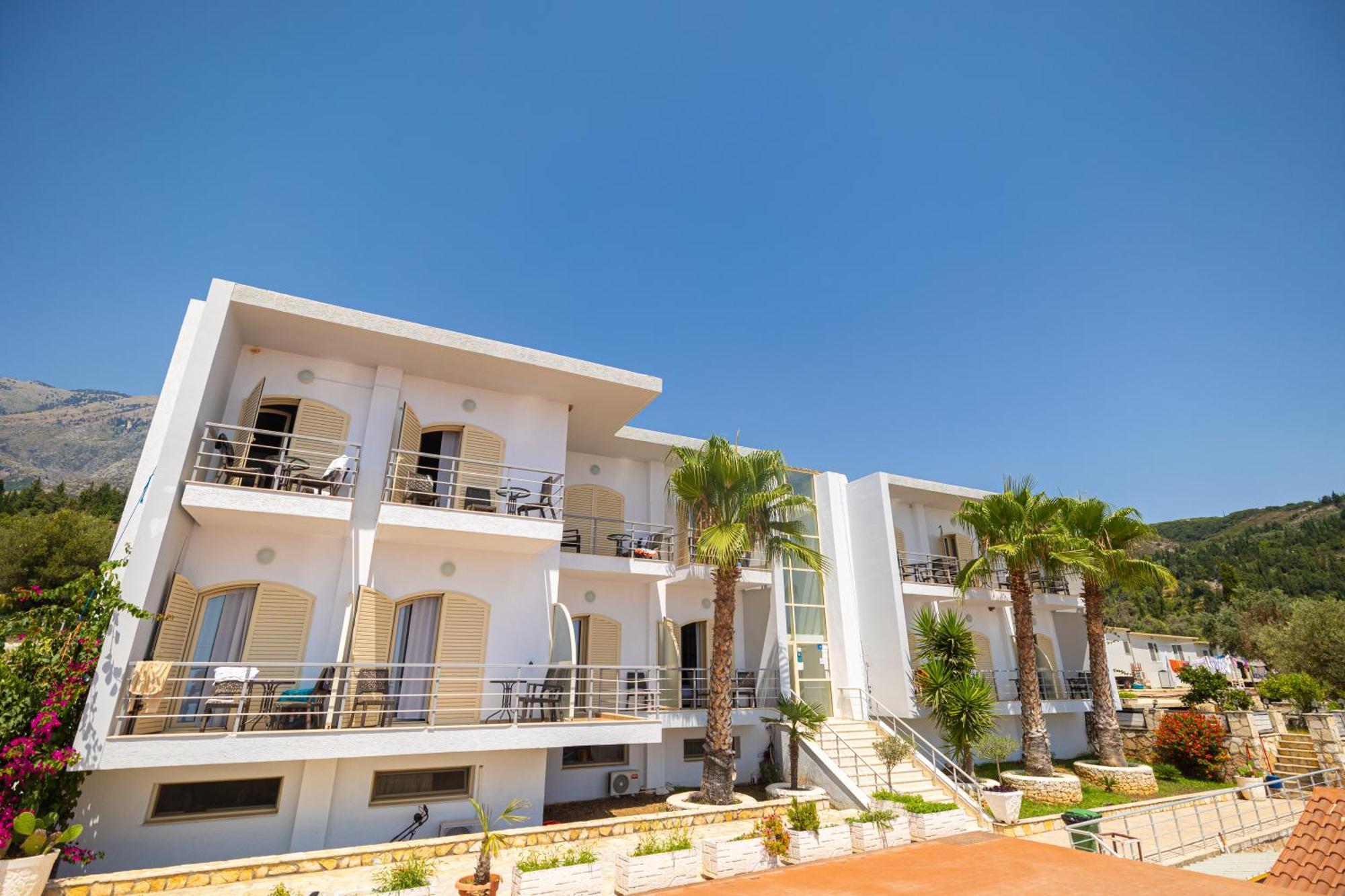 Royal Blue Hotel Dhërmi Eksteriør bilde